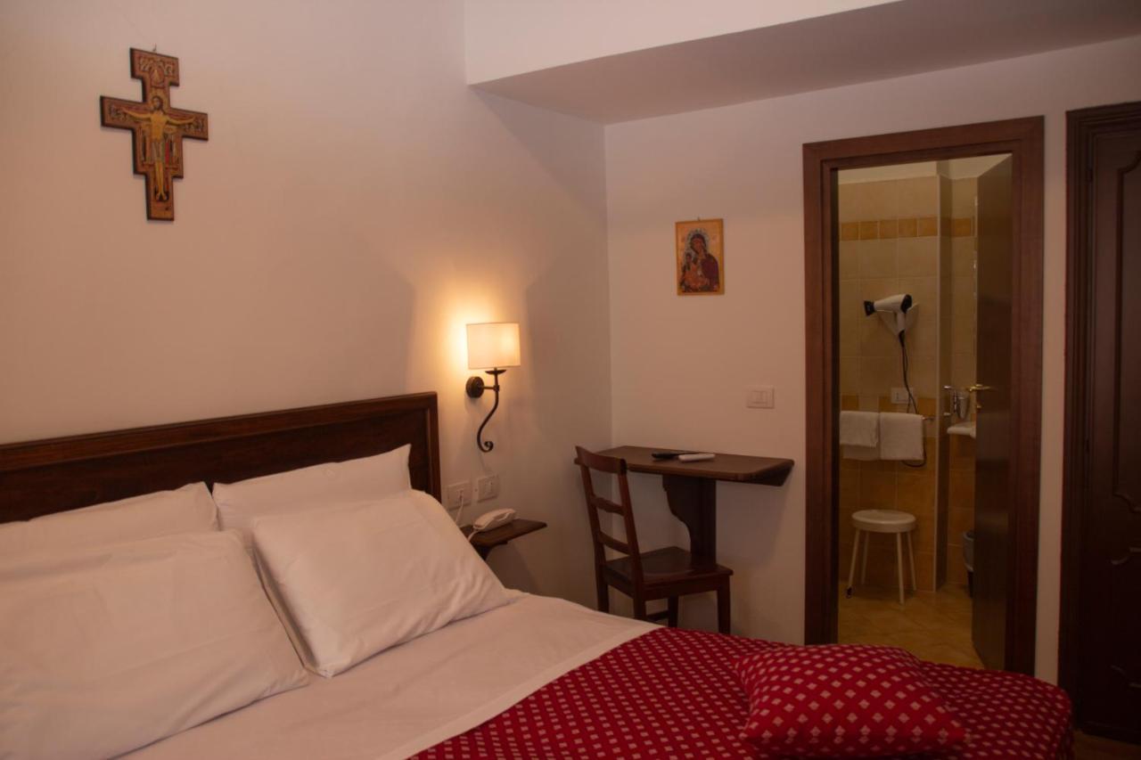 Hotel Pax Assisi Bagian luar foto